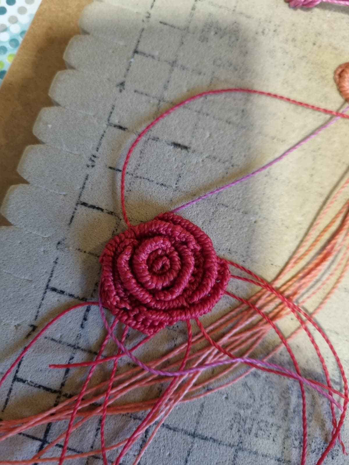 Création artisanale en micro-macramé réalisée à la main à Saint-Riquier-ès-Plains